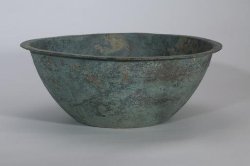 西汉敞口平折沿平底铜盆