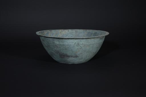 西汉敞口平折沿平底铜盆