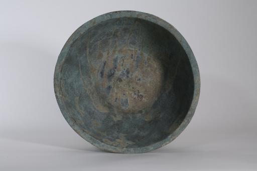 西汉敞口平折沿平底铜盆