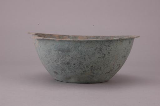 西汉敞口平折沿平底铜盆