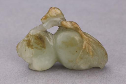 清连枝双桃玉饰