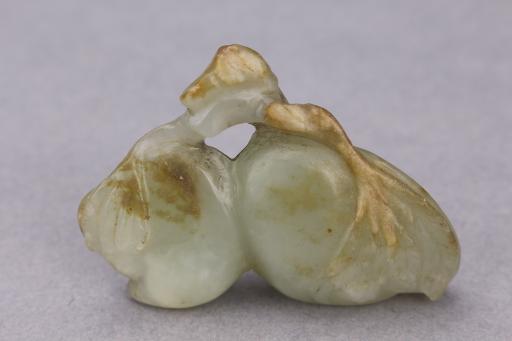 清连枝双桃玉饰