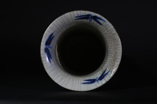 清光绪“成化”款青花花鸟纹铁花哥釉瓷筒觚