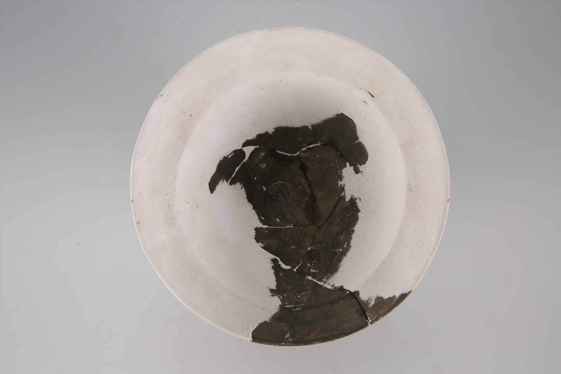 新石器时代屈家岭文化敞口折腹镂孔高圈足泥质黑陶豆