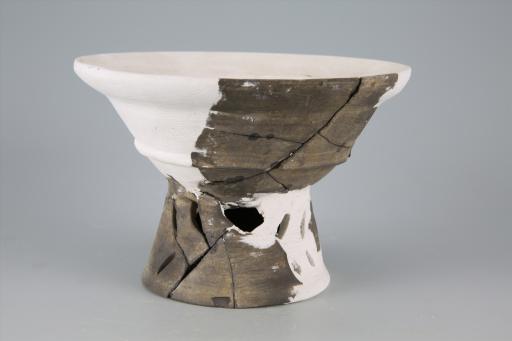 新石器时代屈家岭文化敞口折腹镂孔高圈足泥质黑陶豆