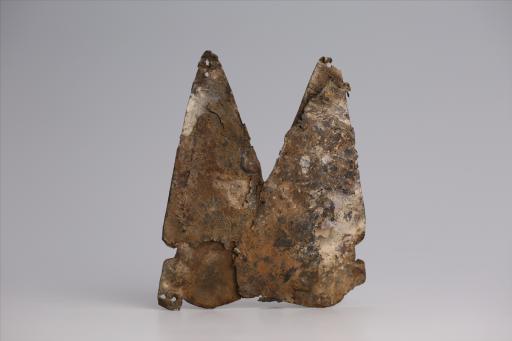 春秋时期曲顶燕尾形綯纹三角纹金属饰片