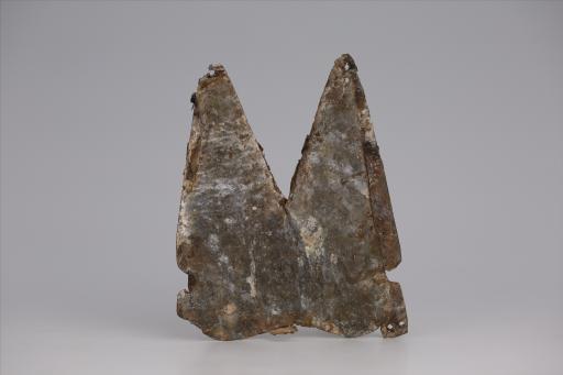 春秋时期曲顶燕尾形綯纹三角纹金属饰片