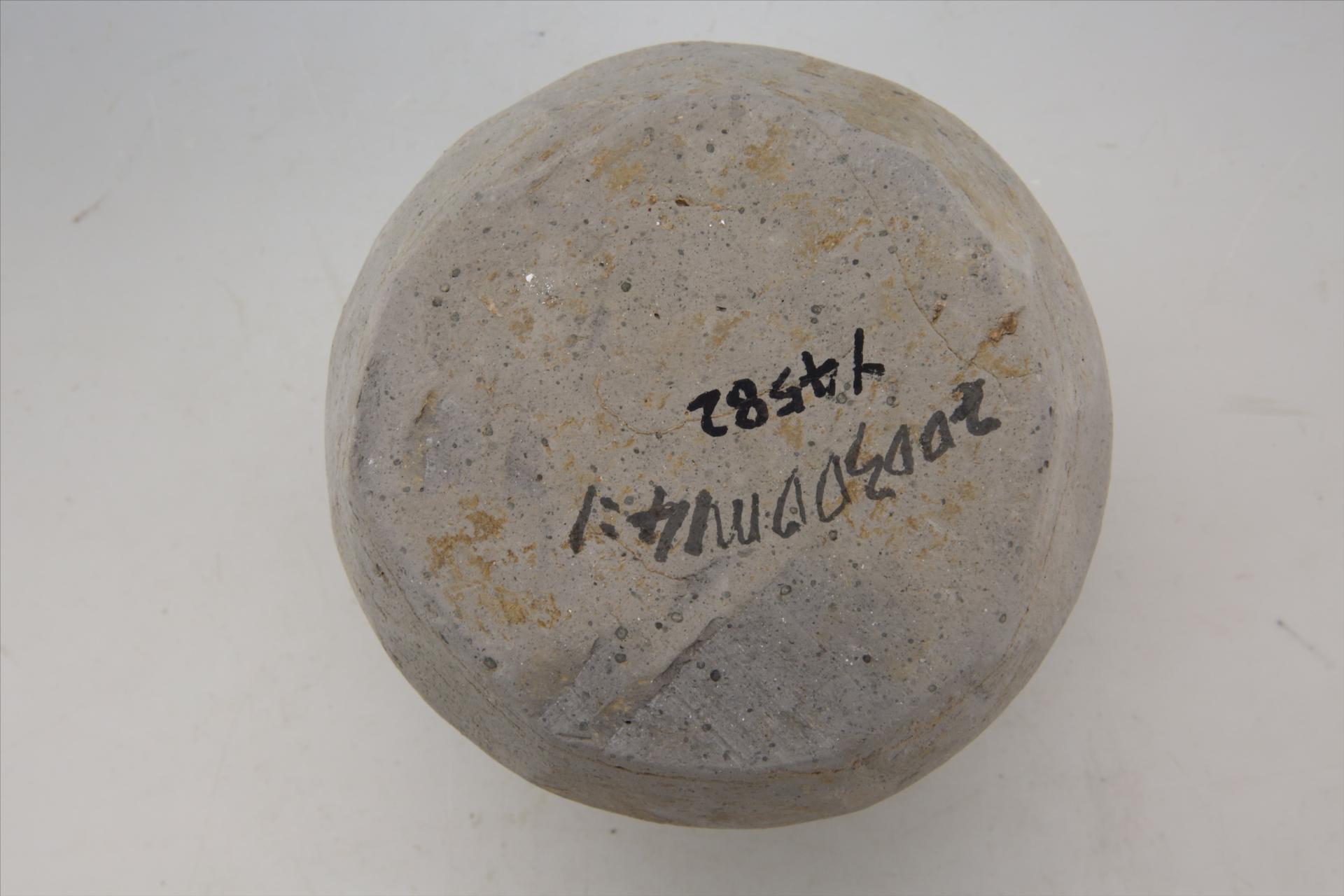 东汉直口筒形腹削棱夹细砂灰陶井