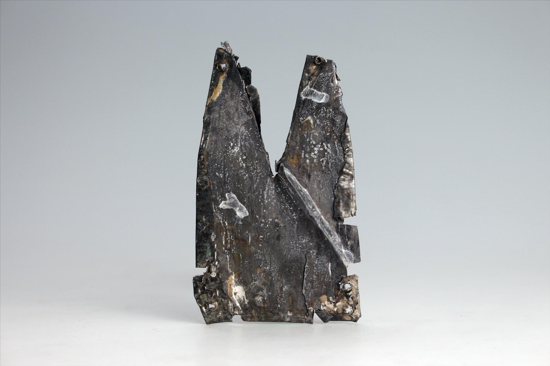 春秋时期齿顶燕尾形包锡箔锡饰片