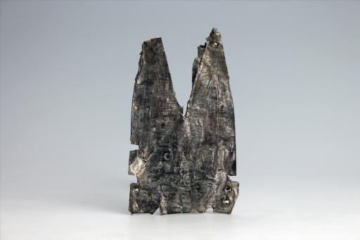 春秋时期齿顶燕尾形包锡箔锡饰片