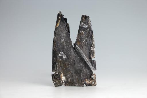 春秋时期齿顶燕尾形包锡箔锡饰片