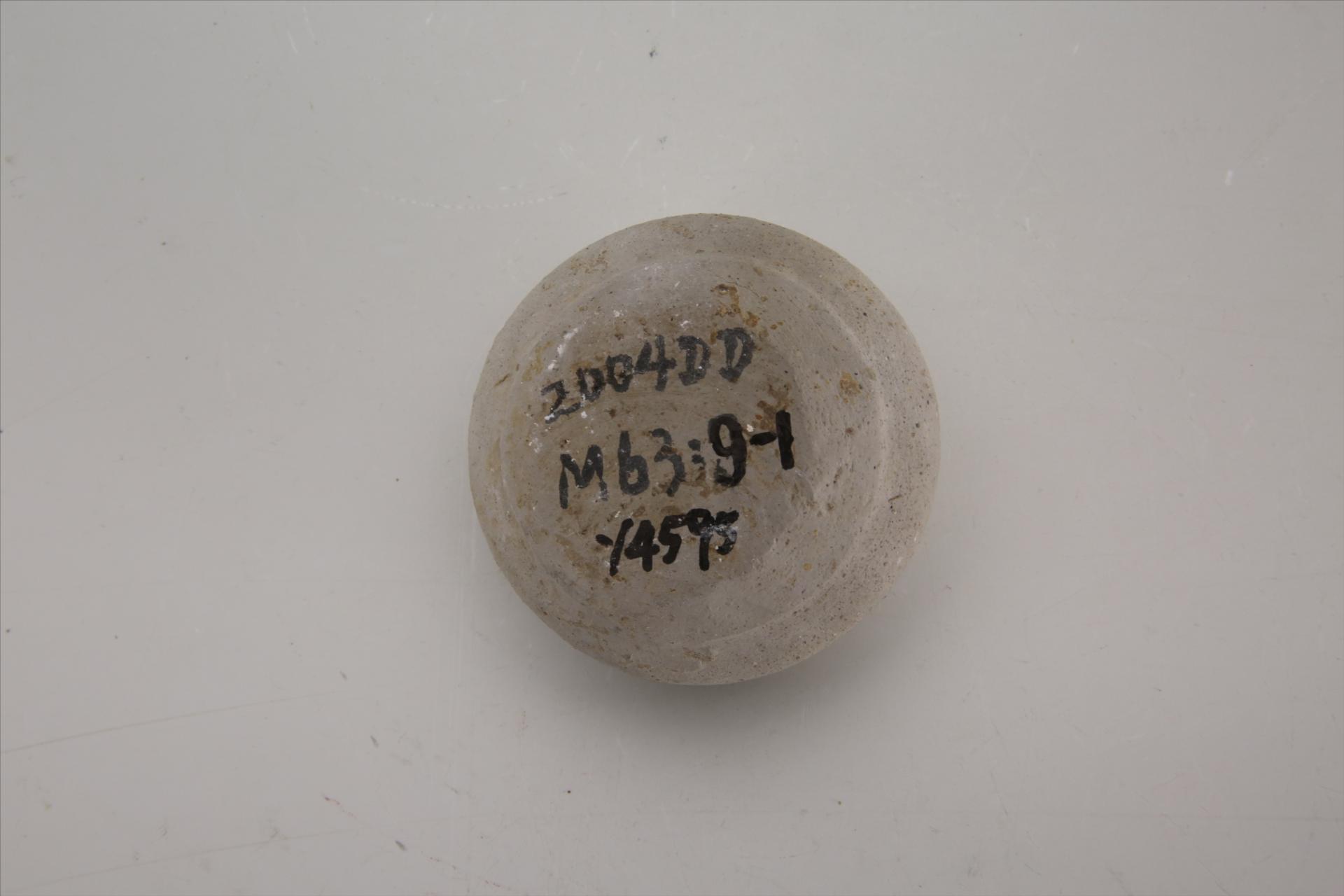 东汉直口扁鼓腹平底泥质灰陶罐