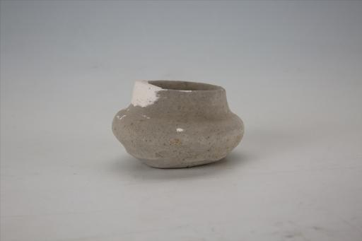 东汉直口扁鼓腹平底泥质灰陶罐