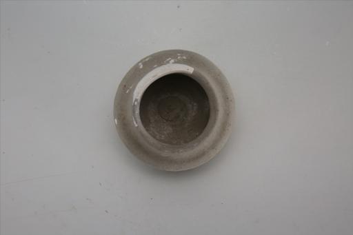 东汉直口扁鼓腹平底泥质灰陶罐