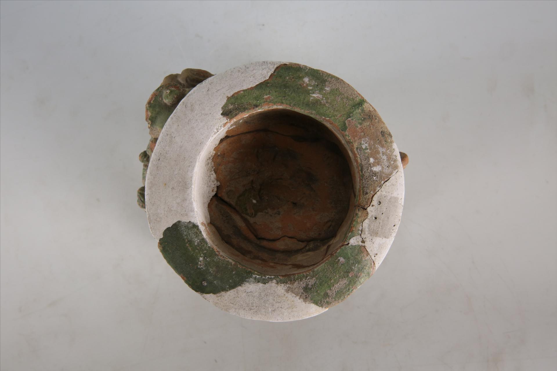 明折腹狮子形座三彩瓷灯