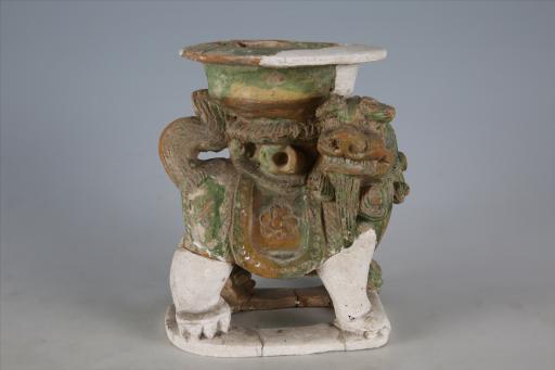 明折腹狮子形座三彩瓷灯