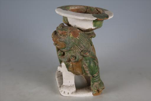 明折腹狮子形座三彩瓷灯