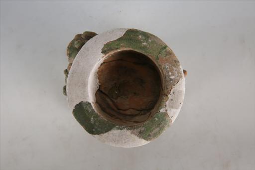 明折腹狮子形座三彩瓷灯