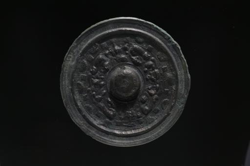 三国吴圆钮神兽纹铜镜