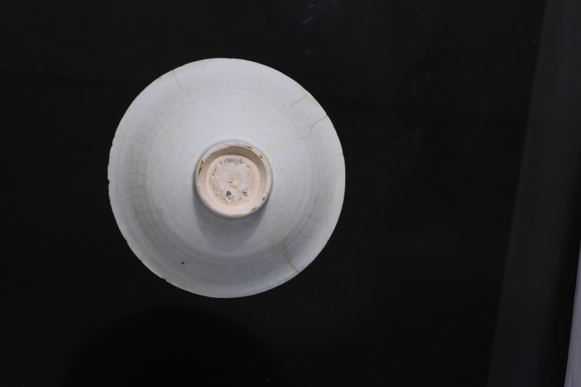 宋斗形敞口尖唇圈足青白釉瓷碗