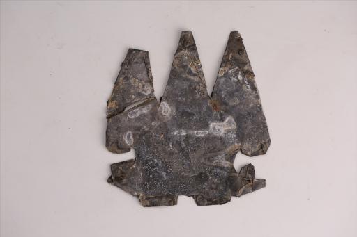 春秋时期齿顶三尾包锡箔锡饰片