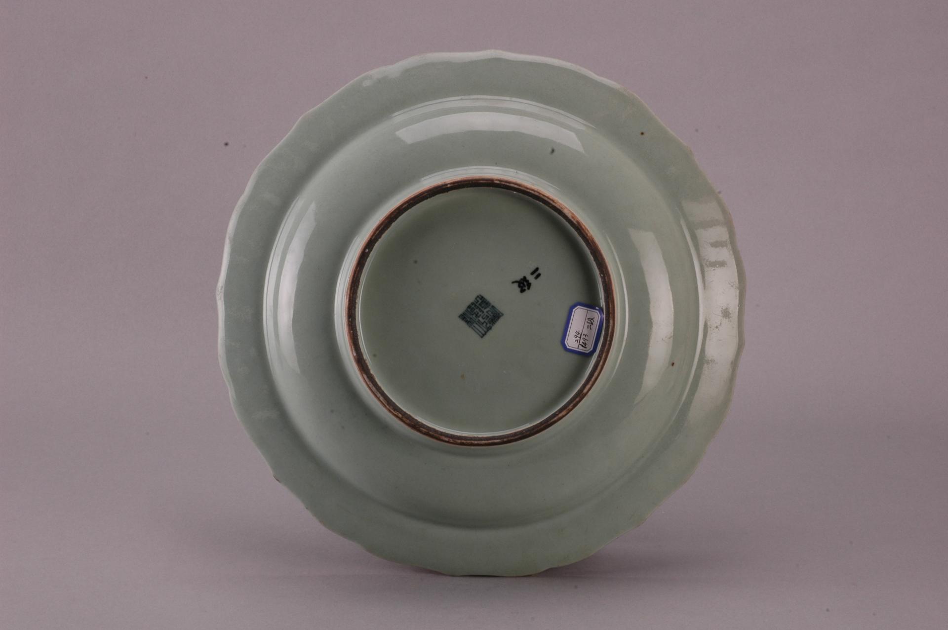 清“乾隆”款菱口豆青地青花菊花纹大瓷盘