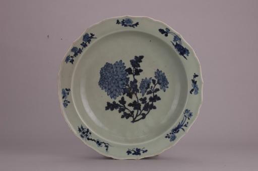 清“乾隆”款菱口豆青地青花菊花纹大瓷盘