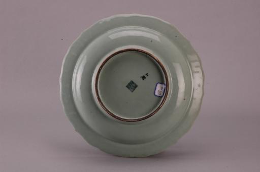 清“乾隆”款菱口豆青地青花菊花纹大瓷盘