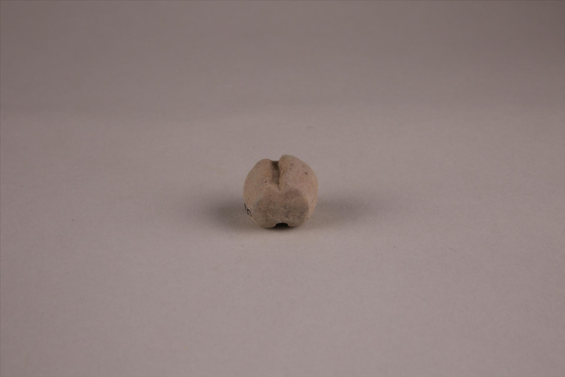 商圆形凹槽夹细砂黄褐陶网坠