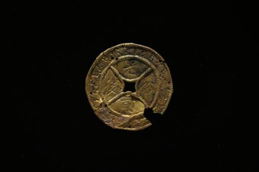 明圆形“光前裕后”錾刻十字交叉纹金压胜钱