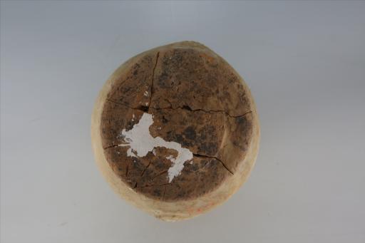周敞口鼓腹凹底对称铺首覆浅盘形盖彩绘卷云纹泥质褐陶壶