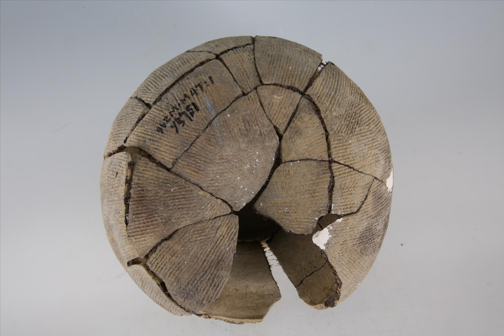 汉高领折腹绳纹泥质灰陶罐