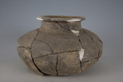 汉高领折腹绳纹泥质灰陶罐