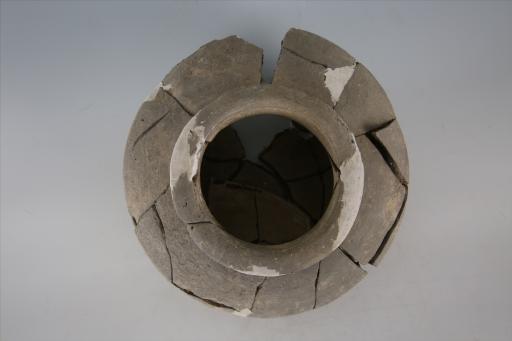 汉高领折腹绳纹泥质灰陶罐