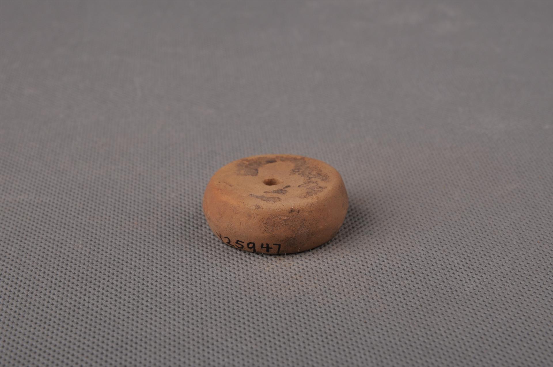 新石器时代屈家岭文化算珠形中穿夹细砂黄褐陶纺轮