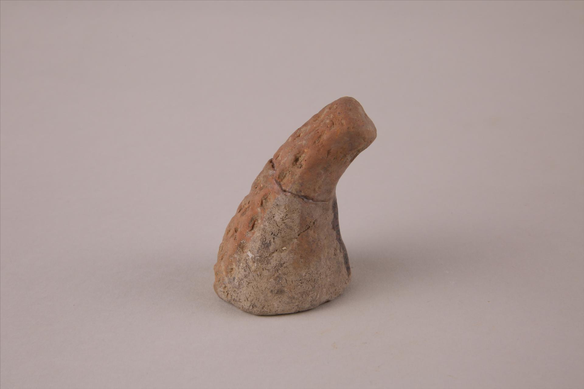 新石器时代大溪文化猪嘴形喇叭形中空底座戳印纹夹细砂红褐陶支座