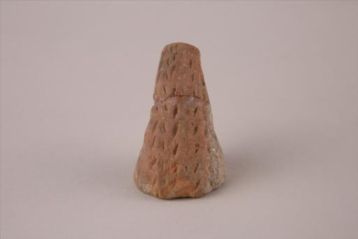 新石器时代大溪文化猪嘴形喇叭形中空底座戳印纹夹细砂红褐陶支座