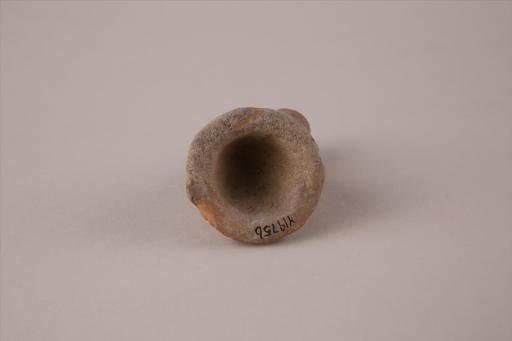 新石器时代大溪文化猪嘴形喇叭形中空底座戳印纹夹细砂红褐陶支座