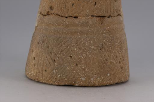 新石器时代屈家岭文化弧顶斜直壁戳印纹夹砂红陶支座