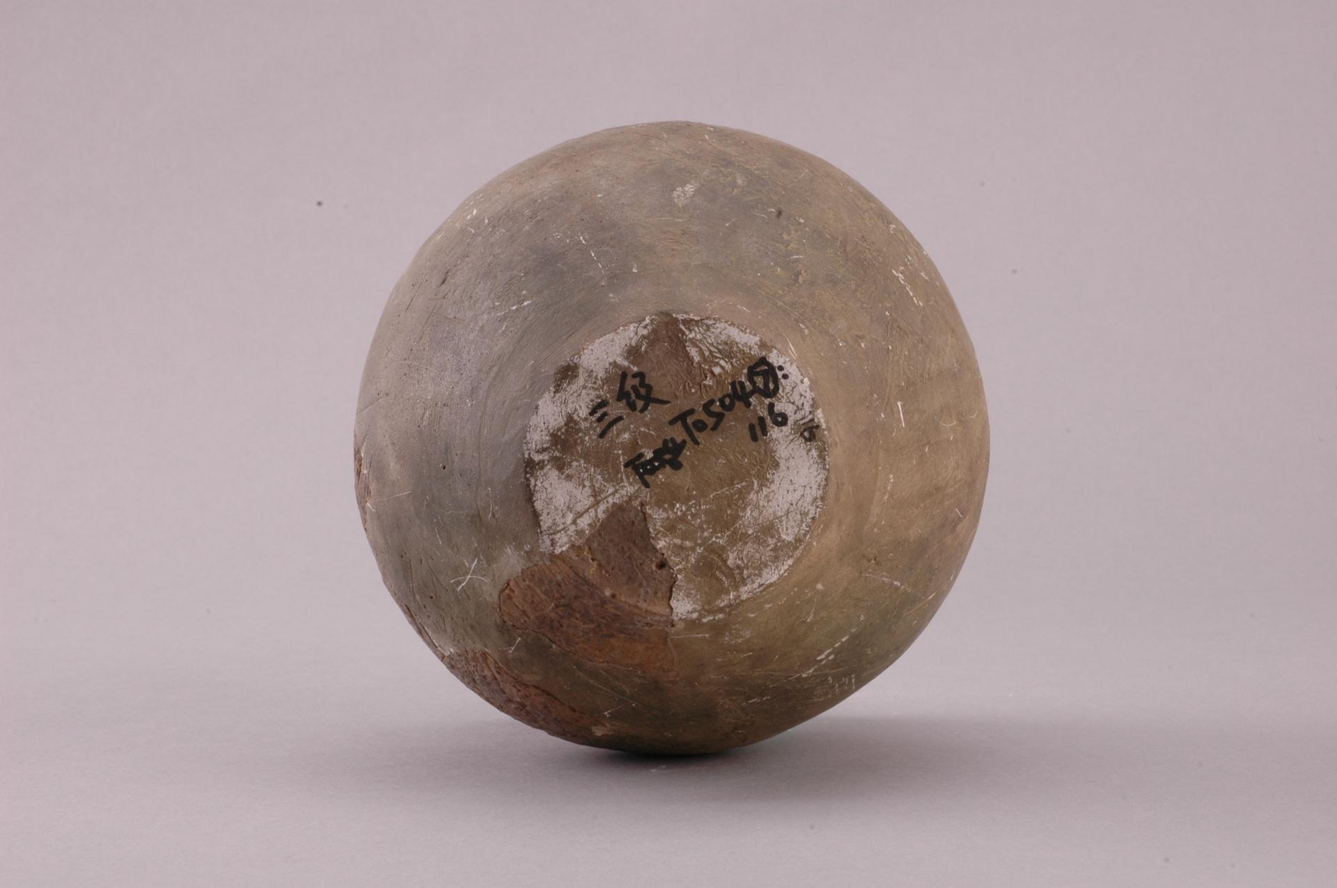 商侈口深腹夹砂红褐陶罐