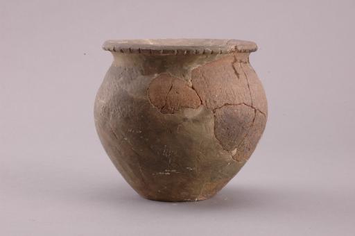 商侈口深腹夹砂红褐陶罐