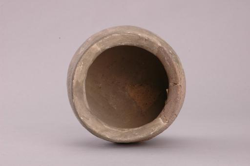 商侈口深腹夹砂红褐陶罐