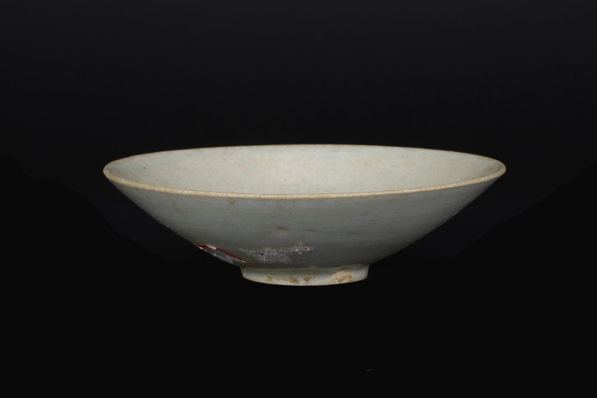 宋敞口饼足影青釉瓷碟