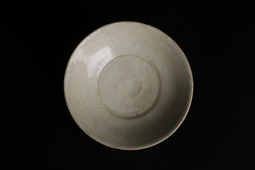 宋敞口饼足影青釉瓷碟