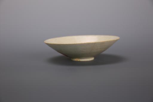 宋敞口饼足影青釉瓷碟