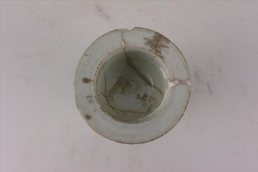 宋弧腹高圈足覆莲花瓣纹青白釉瓷香炉