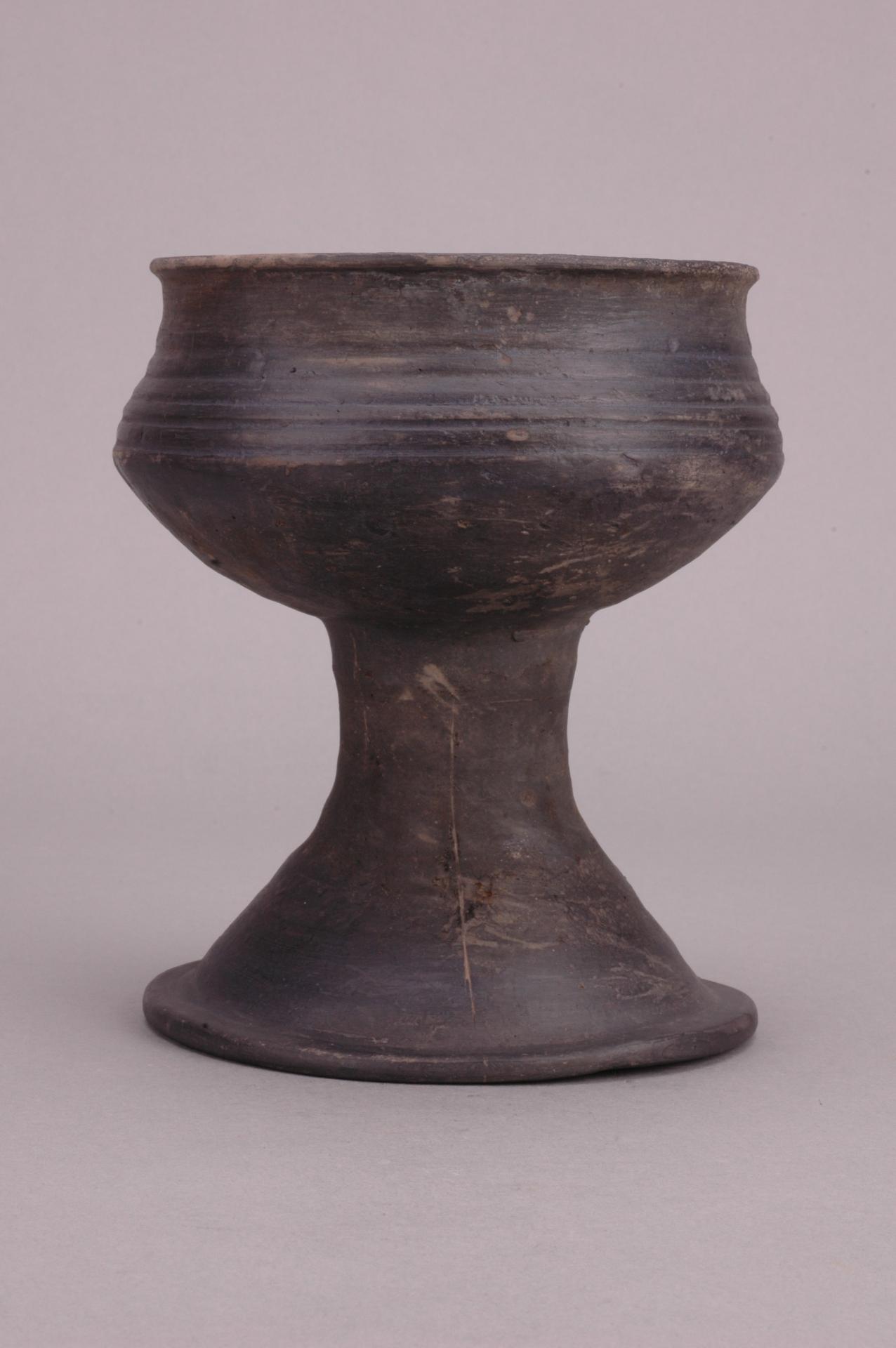 春秋时代高圈足罐状腹弦纹黑陶簋