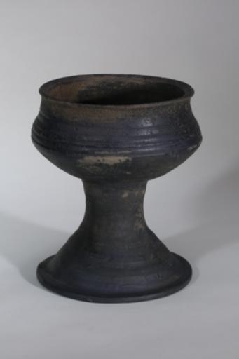 春秋时代高圈足罐状腹弦纹黑陶簋