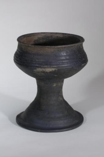 春秋时代高圈足罐状腹弦纹黑陶簋