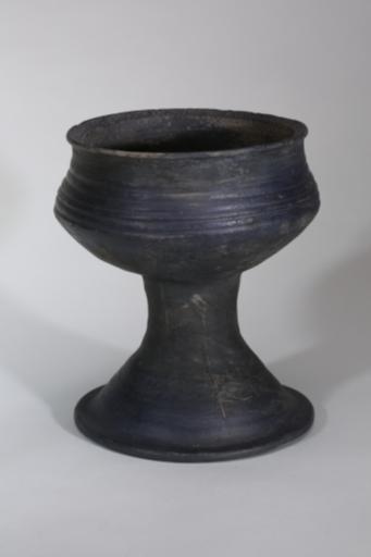 春秋时代高圈足罐状腹弦纹黑陶簋
